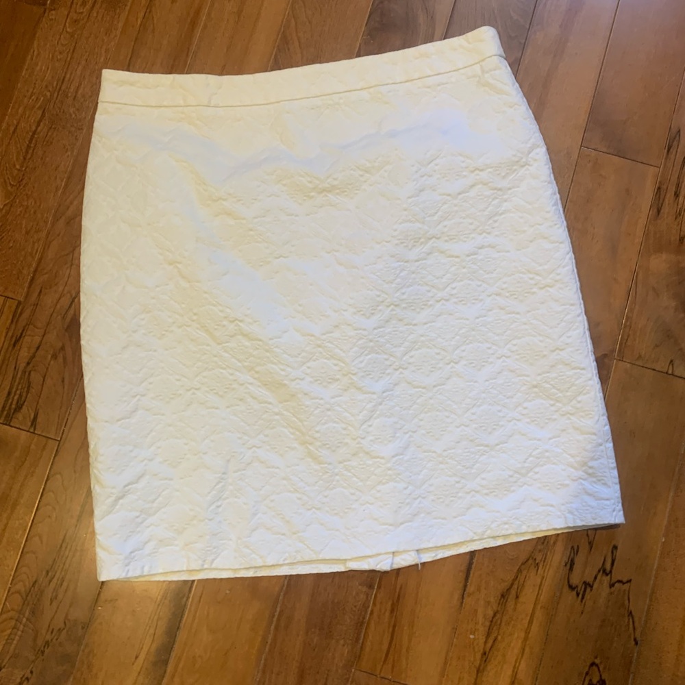 Elegant white Skirt size 12/13 with exposed back zipper